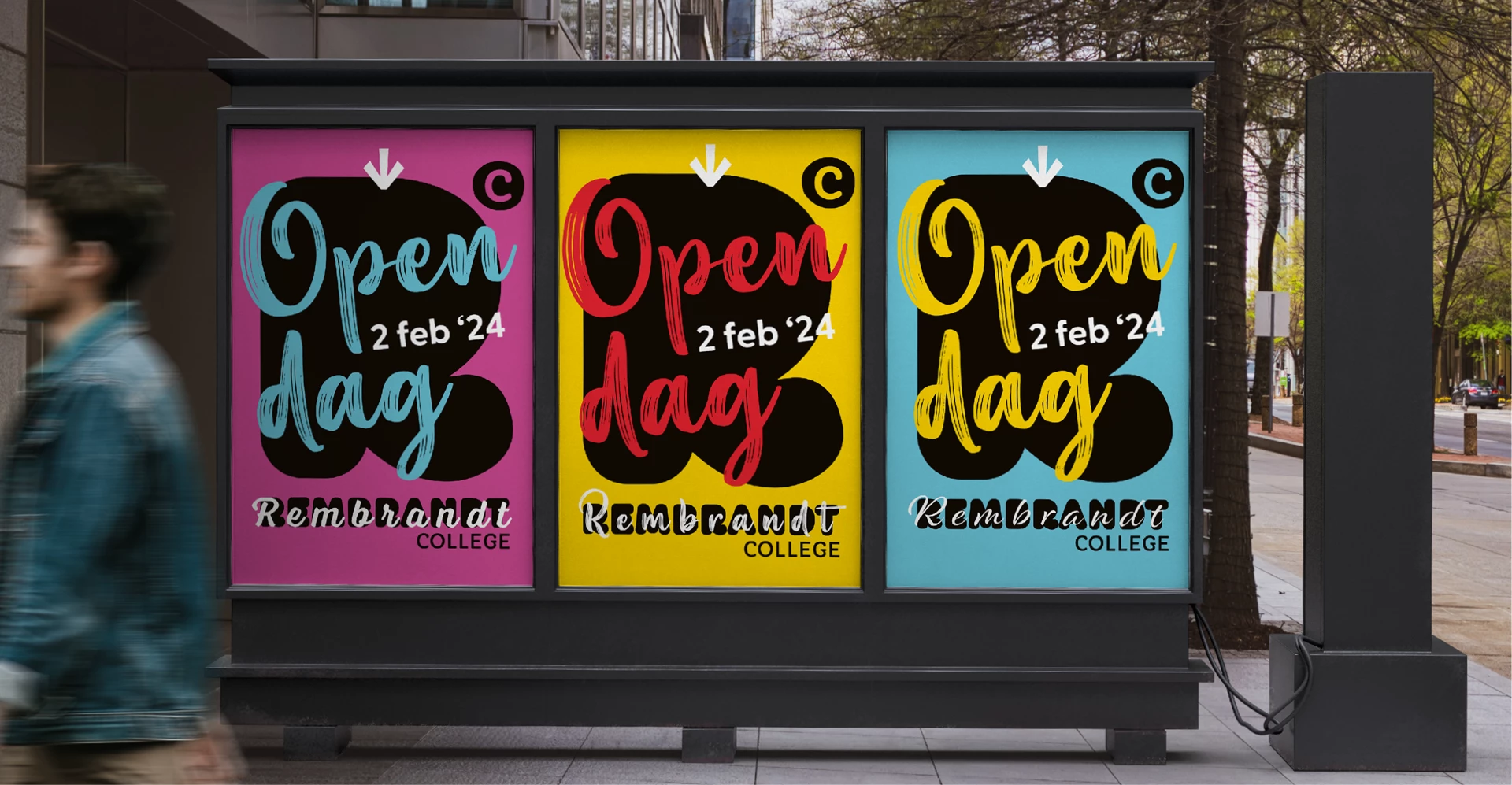 Posters voor de open dag van het Rembrandt college langs de straat