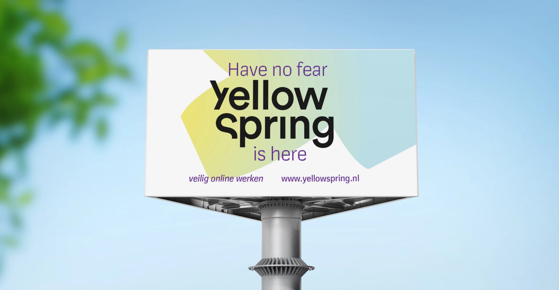 Reclamebord van Yellow Spring met een zomerse blauwe lucht op de achtergrond